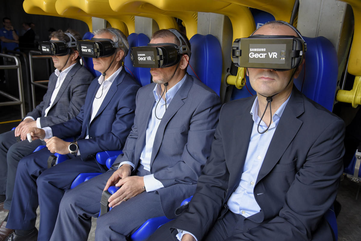 Samsung y Parque Warner crean la primera montaña rusa con realidad virtual