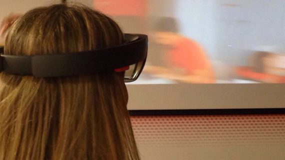 Susana García (SUGARCODE) probando las gafas Realidad Virtual HoloLens de Microsoft